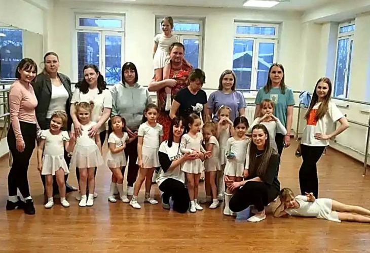 Совместный танец поколений: родители попробовали себя в роли артистов - Дом детского творчества | Кружки и секции для детей в Екатеринбурге | Куйбышева 111 | Большакова 15