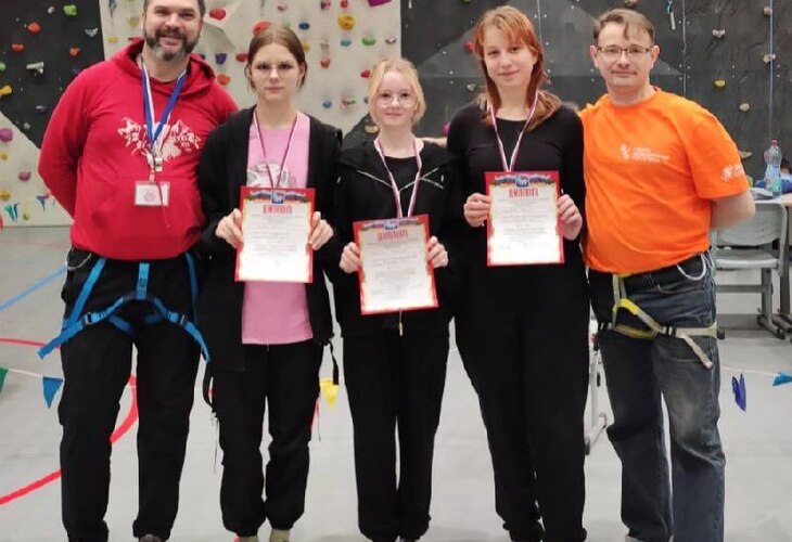 Юные туристы осваивают новый скалодром! - Дом детского творчества | Кружки и секции для детей в Екатеринбурге | Куйбышева 111 | Большакова 15